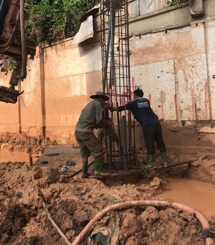 Hình ảnh công nhân Vinavic đang giám sát quá trình ép cọc cho kết cấu móng nhà 6 tầng tại một dự án ở Hà Nội.
