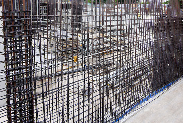 Lắp dựng cốp pha chắc chắn, đảm bảo không bị biến dạng khi đổ bê tông