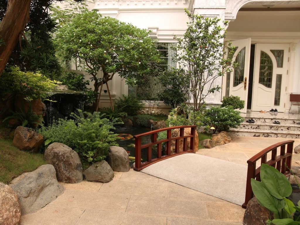 Bố trí tiểu cảnh sân vườn hợp lý cho sân sau nhà ống