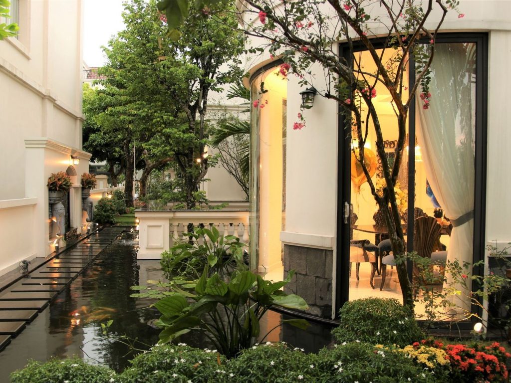 Lựa chọn vật liệu bền đẹp và hài hòa cho sân sau nhà ống