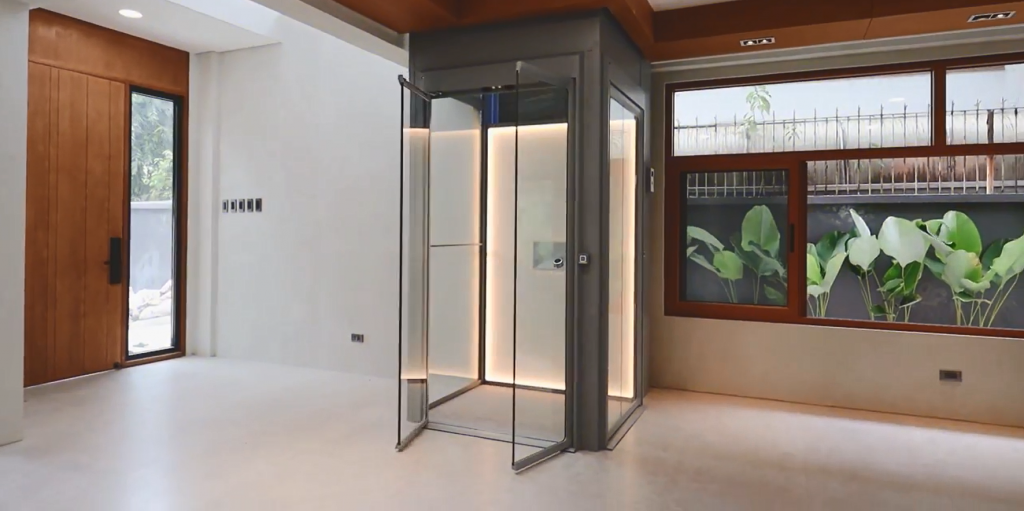 Mẫu thang máy nhập khẩu nguyên chiếc từ Thụy Điển (Aritco) do Vinavic lắp đặt, thiết kế tối giản Scandinavian, vách kính và hệ thống đèn LED tinh tế.