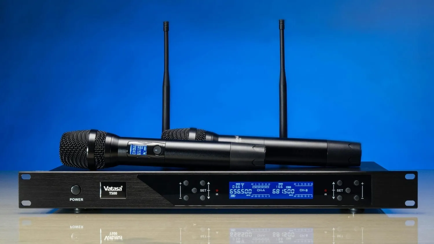 Một bộ thiết bị âm thanh karaoke gia đình chuyên nghiệp được bố trí trong tủ kỹ thuật, bao gồm cục đẩy công suất, vang số và micro không dây.