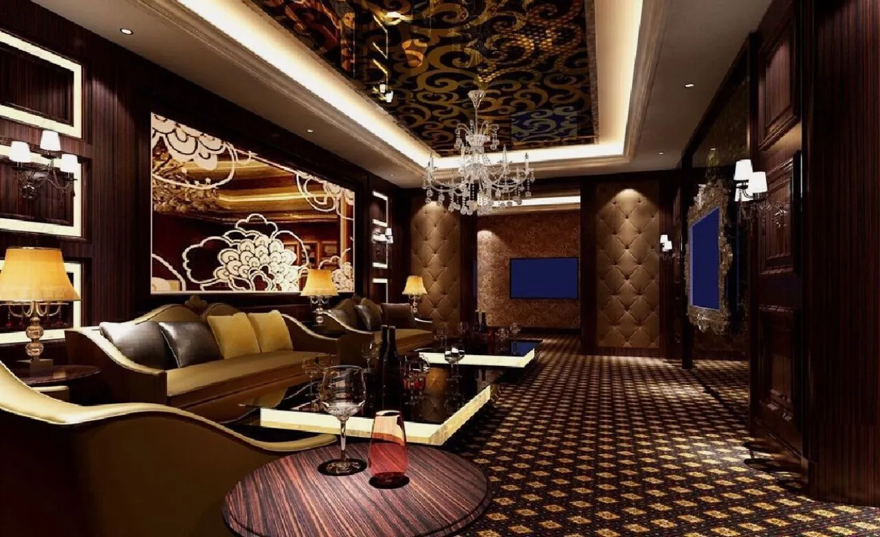 Cửa ra vào và cửa sổ bắt buộc phải sử dụng hệ cửa cách âm chuyên dụng, có gioăng cao su kín khít và vật liệu lõi đặc, thay vì cửa nhôm kính hay cửa gỗ thông thường.