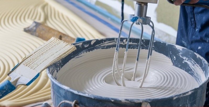 Cận cảnh máy khuấy chuyên dụng đang trộn bột bả tường với nước để đạt độ dẻo tiêu chuẩn thi công.