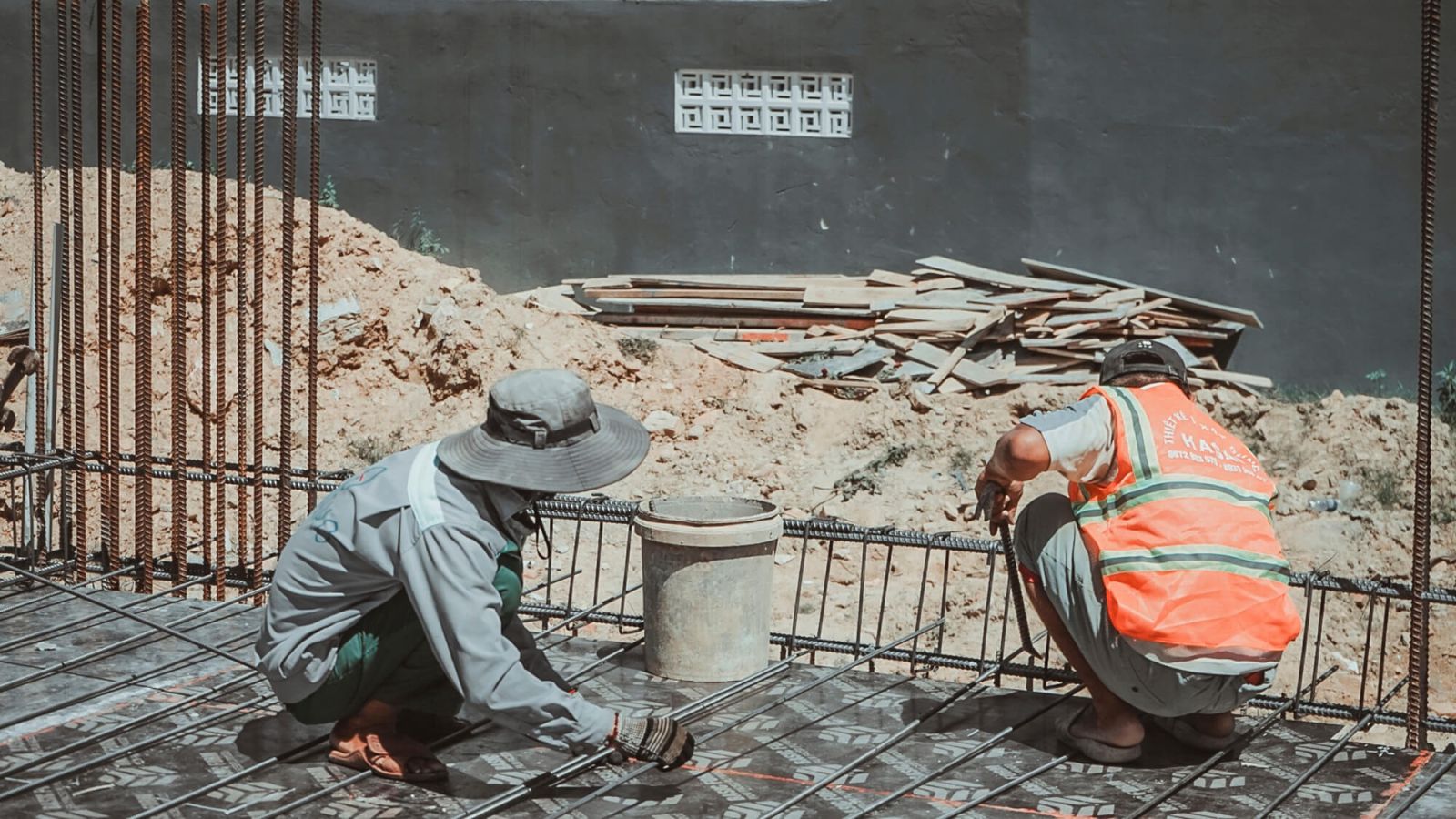 Thép sàn 1 lớp thường được đặt trên thép dầm trong hầu hết các trường hợp sàn một lớp, đặc biệt với dầm sàn thông dụng.