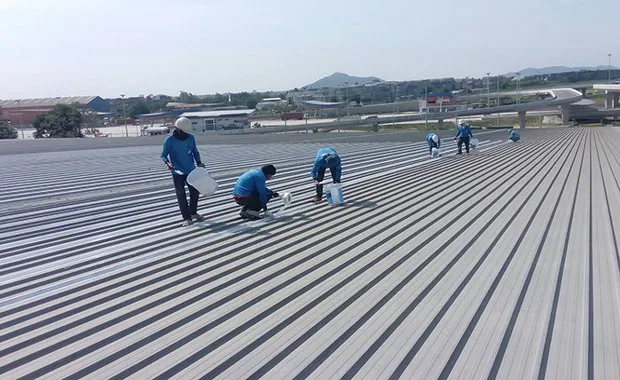 Thi công lớp sơn cách nhiệt hoặc phủ phản quang