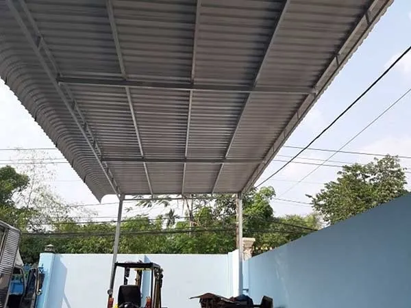 Làm mái che hoặc mái tôn chống nóng trên mái bê tông