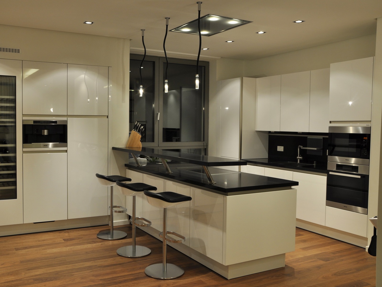 Đặt bếp tại hướng Tây (Ngũ Quỷ) hoặc Tây Bắc (Tuyệt Mệnh).