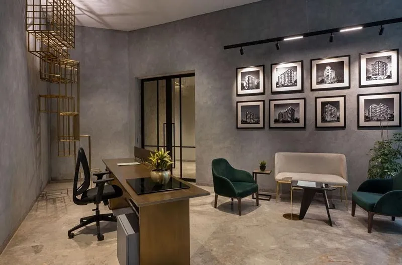 Khu vực thư giãn văn phòng với sofa nỉ màu be và bàn trà gỗ đơn giản, ánh sáng ấm cúng, thể hiện phong cách Resimercial trong thiết kế nội thất văn phòng tối giản.