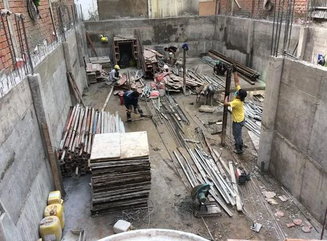 Nhà phố có tầng hầm thường áp dụng hệ móng cọc hoặc móng bè để đảm bảo khả năng chịu tải.