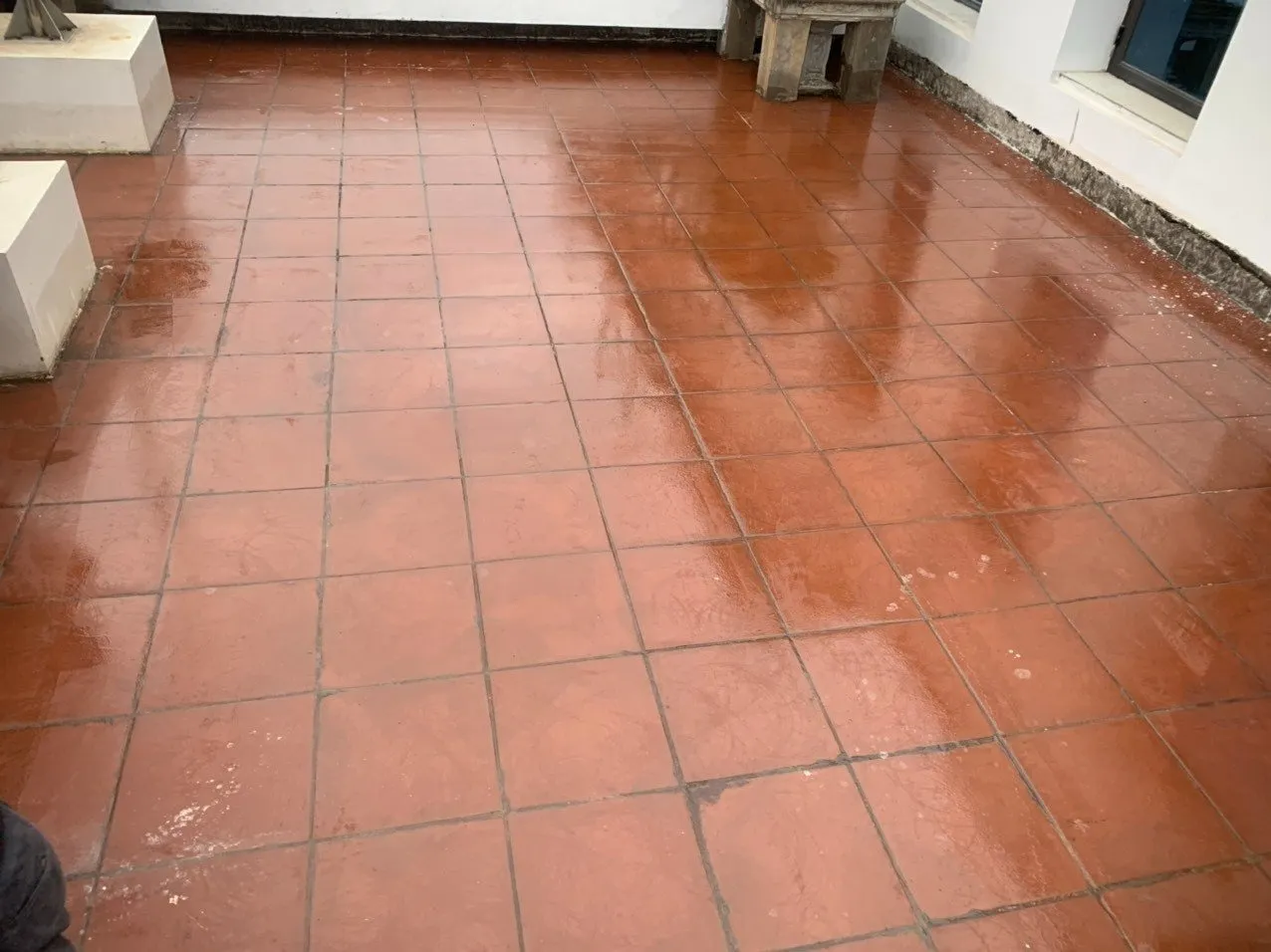 Kỹ sư kiểm tra nguyên nhân thấm và tư vấn cách chống thấm sân thượng đã lát gạch