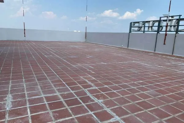 Lớp phủ Polyurea bảo vệ bề mặt và chống thấm sân thượng đã lát gạch
