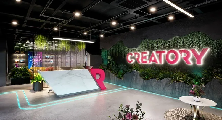 Khu vực quầy lễ tân và vách logo