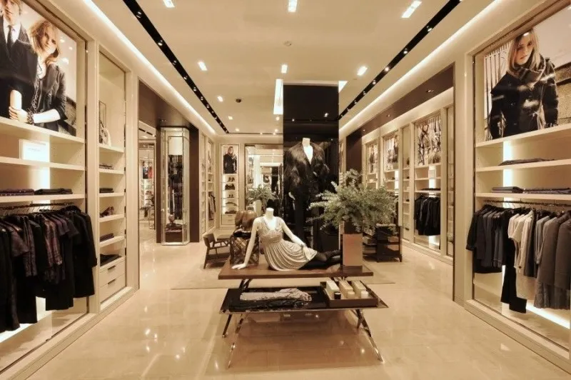 Mẫu thiết kế thi công nội thất showroom thời trang với ánh sáng tập trung vào sản phẩm giúp tăng giá trị hàng hóa