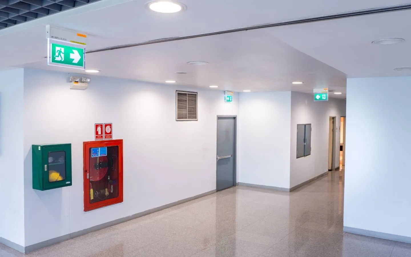 Thiết kế nội thất thông minh che thiết bị PCCC nhưng vẫn đảm bảo quy định PCCC nhà ở kết hợp kinh doanh