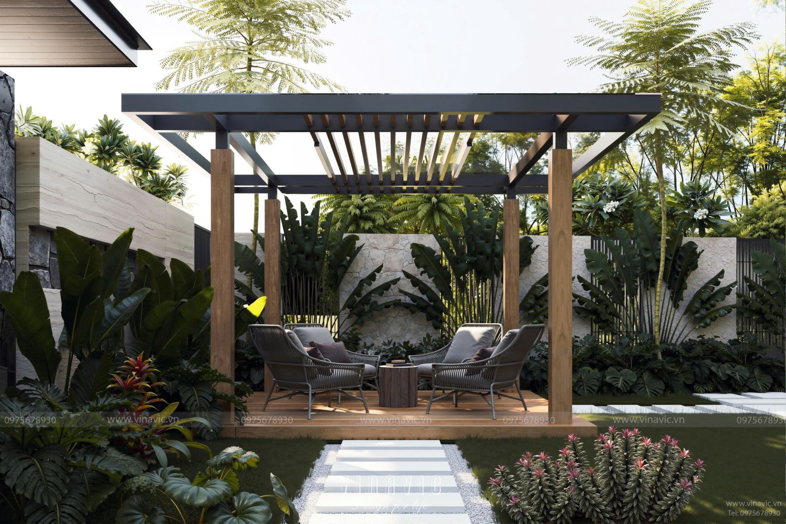 Chòi thư giãn (pergola) hiện đại trong sân vườn biệt thự BT2437, có khung kim loại, sàn gỗ và bộ bàn ghế sofa giữa vườn cây nhiệt đới