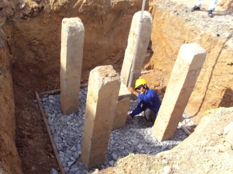 Thợ thi công hàn nối cọc bê tông đúng kỹ thuật đảm bảo an toàn cho móng nhà 4 tầng