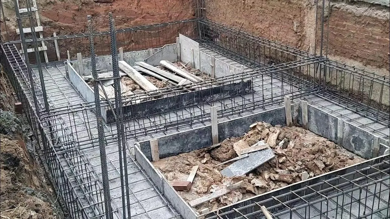 Công nhân đang tiến hành đào đất hố móng và san phẳng đáy móng băng tại công trình nhà phố