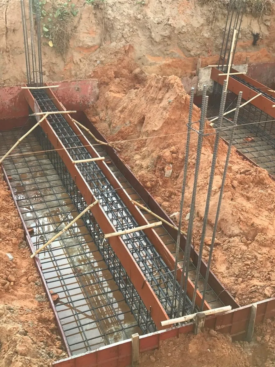 Bản vẽ mặt cắt chi tiết kết cấu móng băng lệch tâm với thép chủ và thép đai