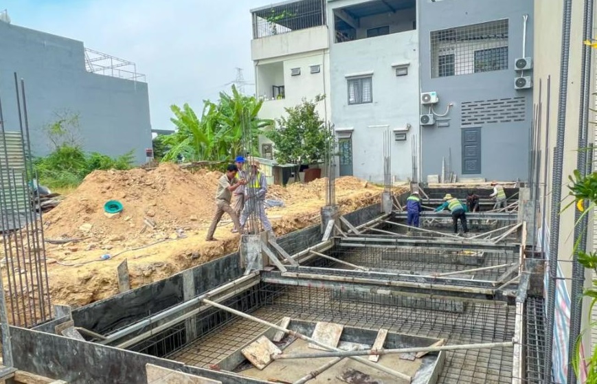 Kỹ sư Vinavic kiểm tra nghiệm thu sắt thép đài móng trước khi đổ bê tông cho nhà 5 tầng