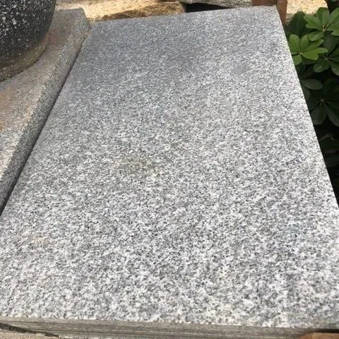 Khoảng sân rộng của biệt thự tân cổ điển được lát đá Granite trắng suối lau kết hợp viền đá đen tạo hình học bắt mắt.