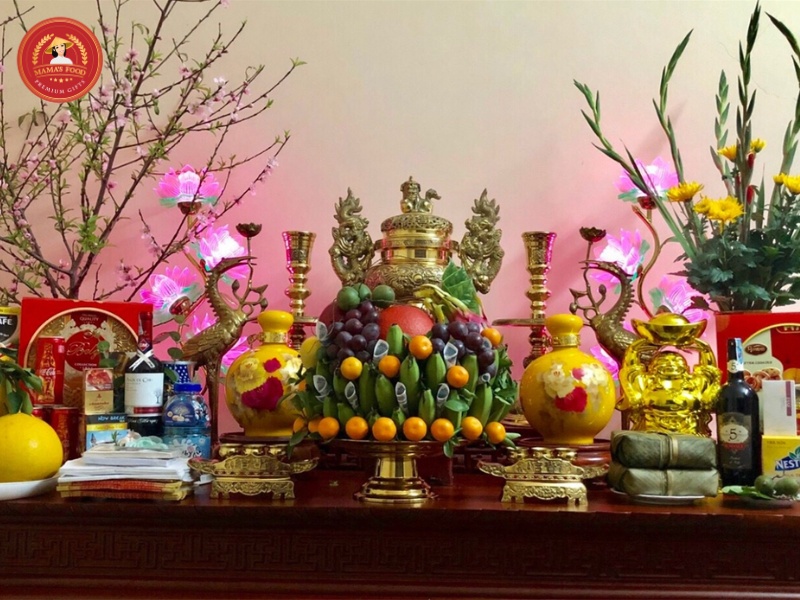 Những vật phầm truyền thống như bánh chưng, bánh tét là lễ vật không thể thiếu