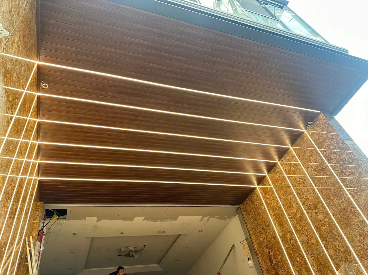 Bảng màu trần nhựa ngoài trời gồm màu gỗ teak, walnut, xám đen và nâu cà phê