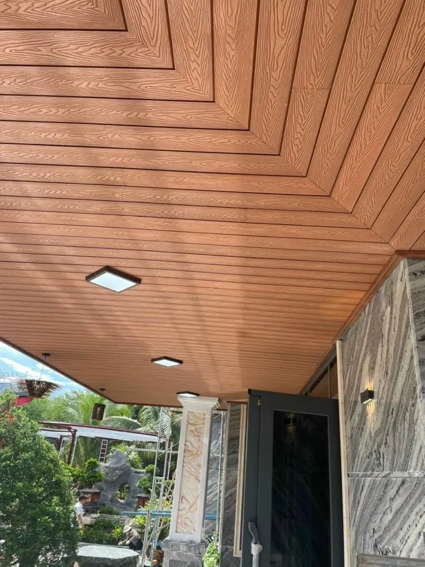 Kiểm tra độ dày và kết cấu tấm ốp nhựa