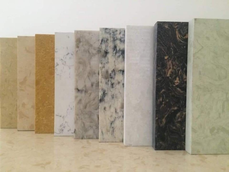 Khu vực bếp sử dụng gỗ công nghiệp chống ẩm và mặt đá thạch anh cao cấp bền đẹp