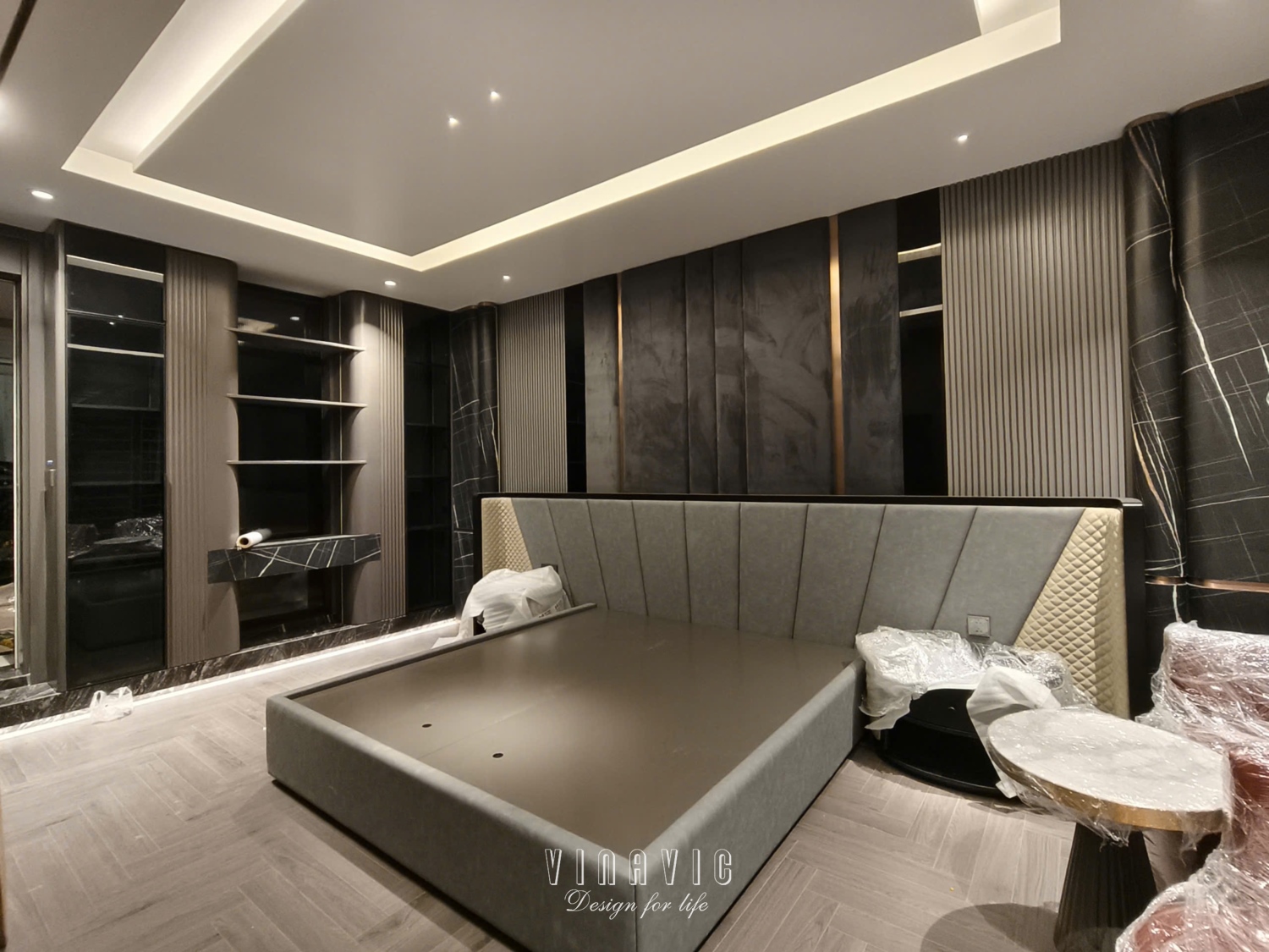 Không gian phòng ngủ của vợ chồng anh Đợi được thi công tỉ mỉ với sàn gỗ xương cá mang lại cảm giác ấm chân và sang trọng.