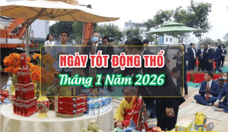 Xem Ngày Khởi Công Nhà Tháng 1/2026 Âm Lịch gia chủ nam mặc áo sơ mi trắng cầm cuốc chim rẽ đất tại công trường