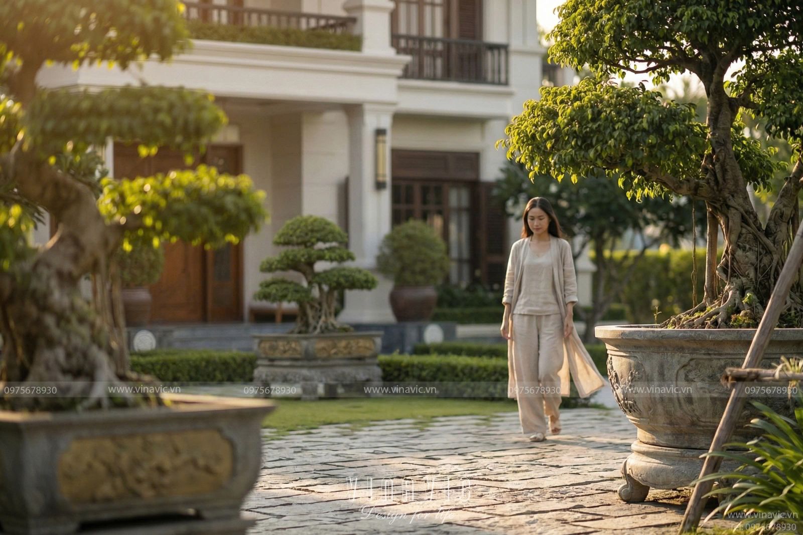 Không gian xanh mát với cây cối và lối đi dạo quanh biệt thự nhà vườn 2 tầng mái ngói đỏ