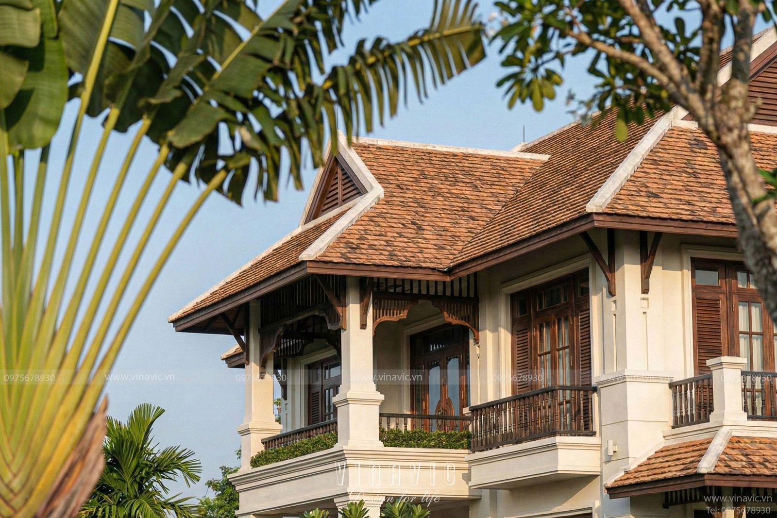 Hệ mái dốc lợp ngói đỏ Hạ Long truyền thống kết hợp ống khói giả trang trí đặc trưng phong cách Pháp.