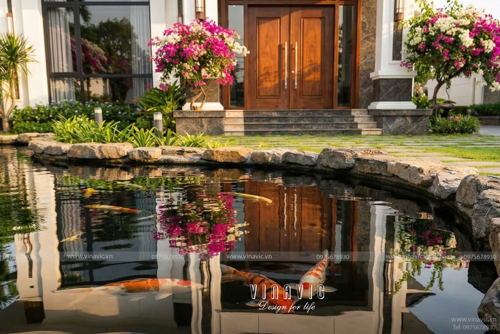 Hệ cửa kính lớn mở ra sân vườn, tăng cảm giác thoáng đãng