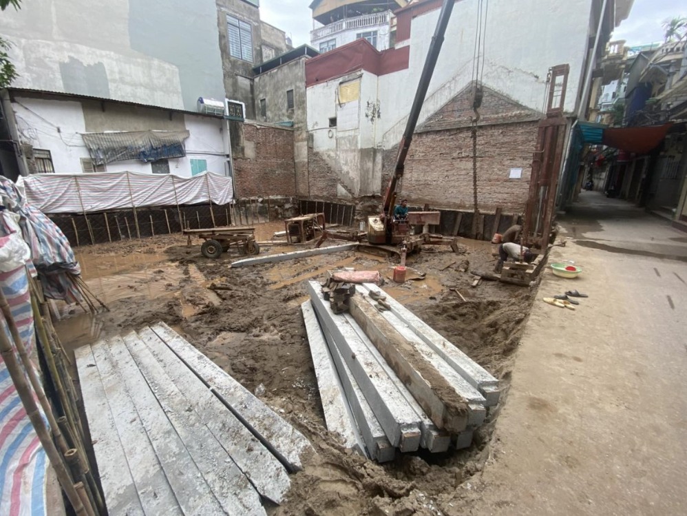 Xử lý nền đất yếu khi thi công móng băng nhà phố bằng lớp cát đầm và đá trước khi đặt thép