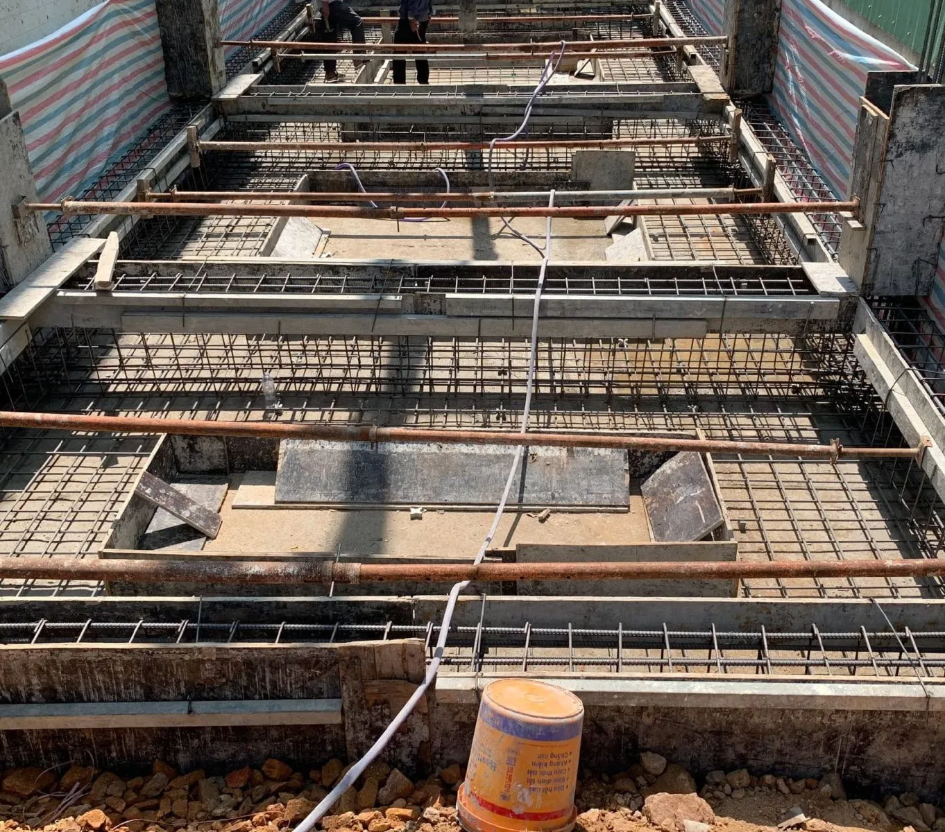 Thi công móng băng nhà phố trong khu dân cư hẹp, công nhân lắp thép và cốp pha trước khi đổ bê tông