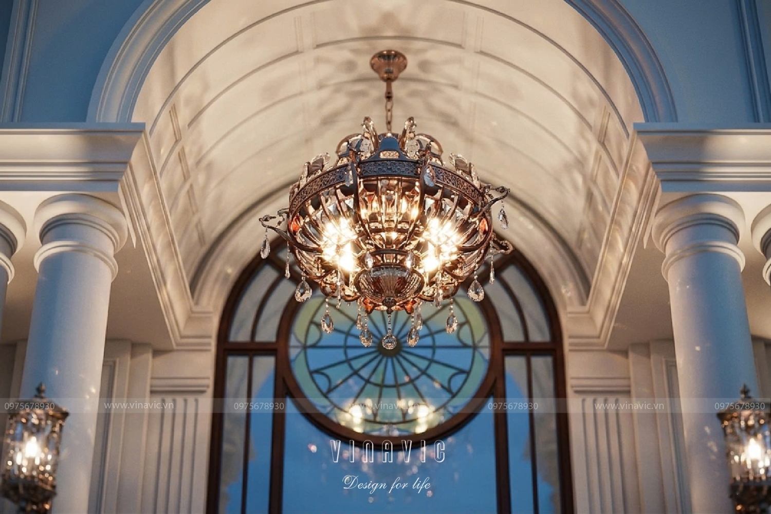 Chi tiết đèn chùm pha lê trang trí sảnh chính biệt thự tân cổ điển 3 tầng mặt tiền 10m BT2466