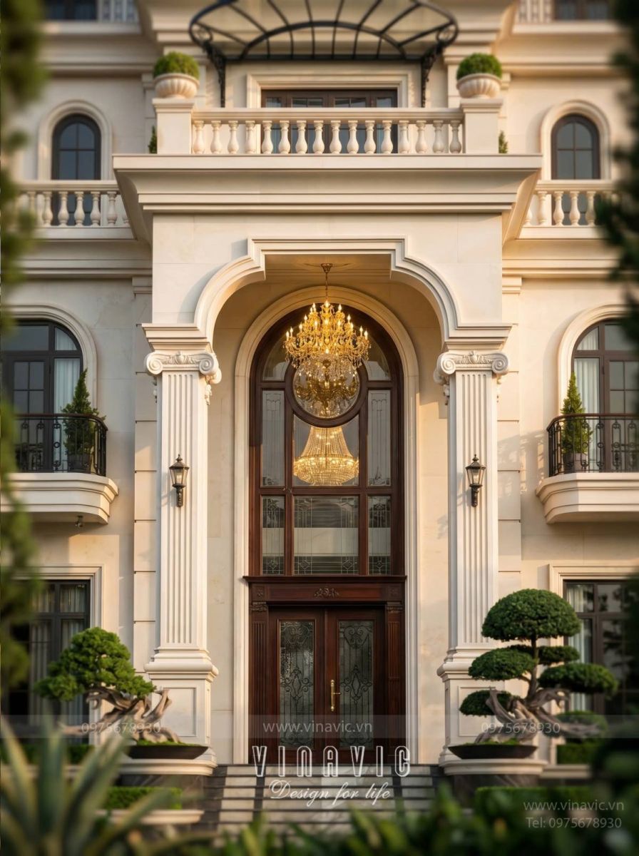 Hệ cửa cao rộng kết hợp kính, giúp tăng ánh sáng tự nhiên và mở rộng không gian bên trong.