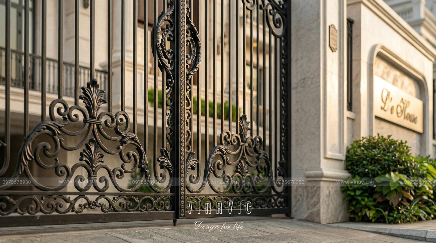 Cận cảnh cổng sắt mỹ thuật biệt thự tân cổ điển 4 tầng (BT2463) tại Đông Anh.