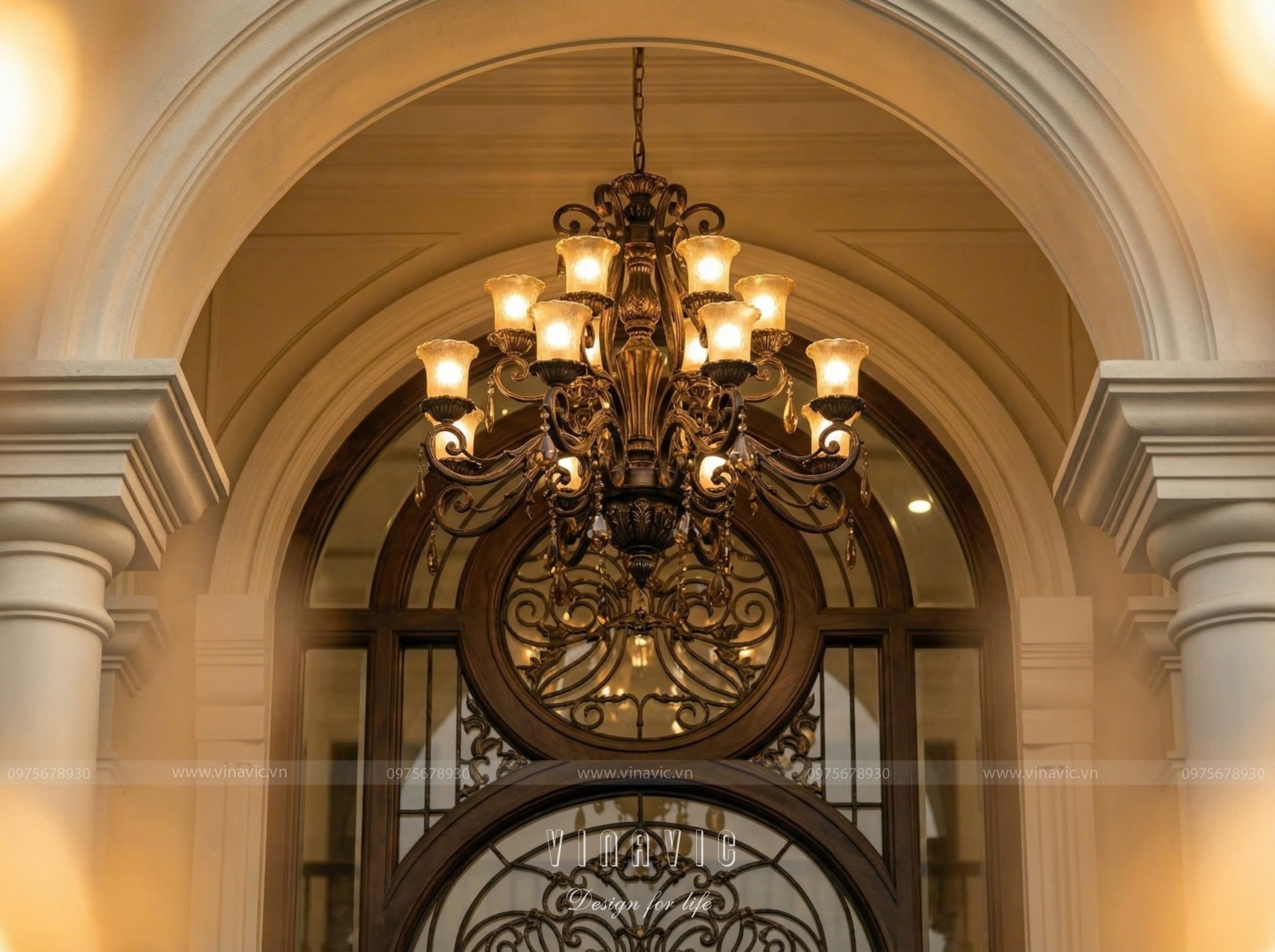 Đèn chùm sang trọng cho không gian biệt thự 2 tầng tân cổ điển