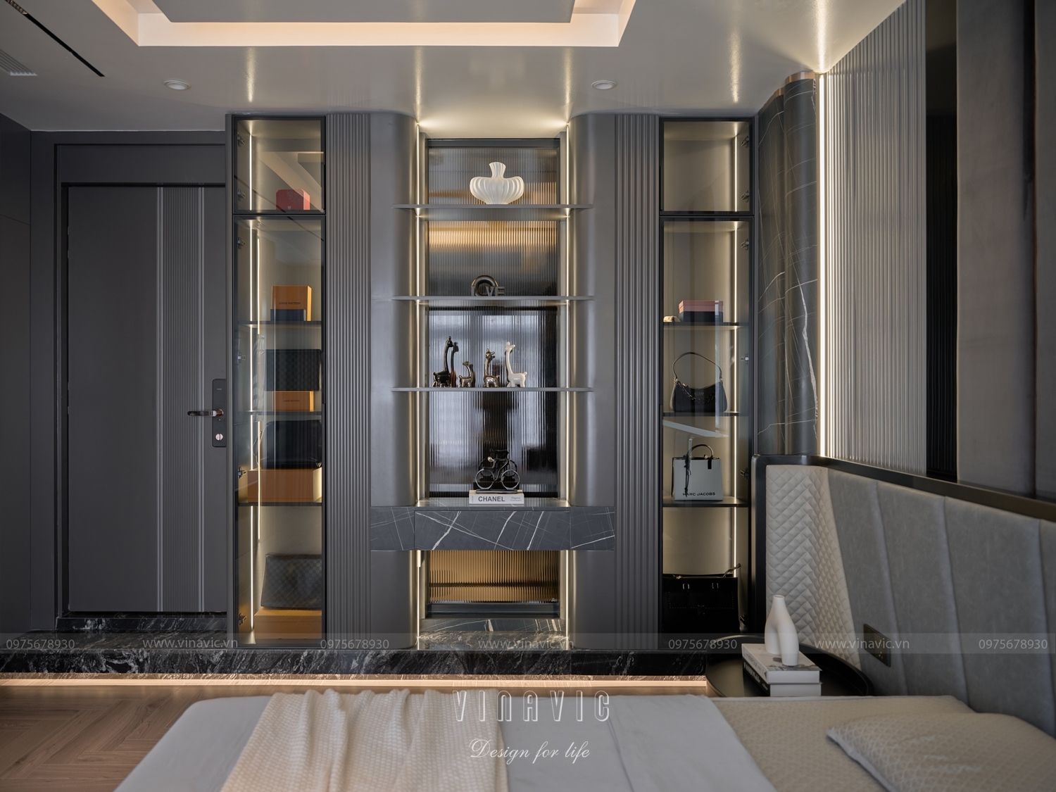 Kệ trang trí cao kịch trần, tạo vẻ đẹp tinh tế cho phòng ngủ