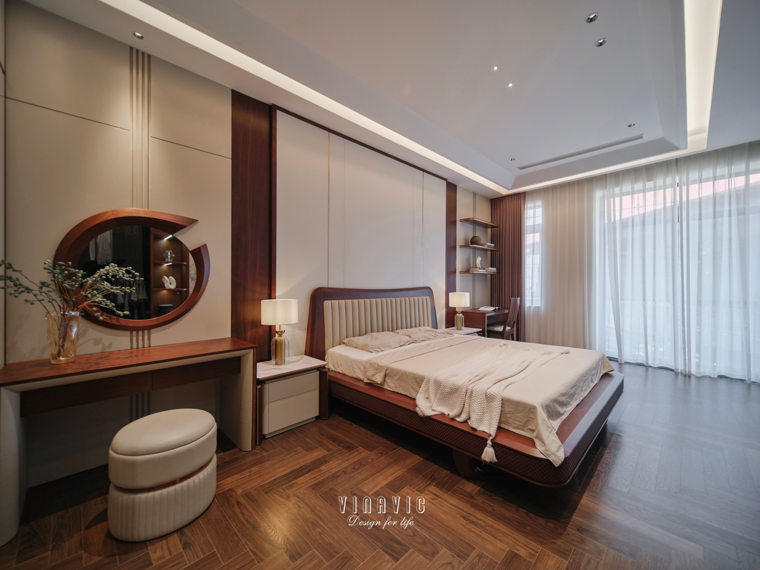Phòng ngủ master với bố cục mở, hệ giường lớn đặt làm trung tâm cùng mảng tường đầu giường tạo điểm nhấn cho toàn bộ không gian