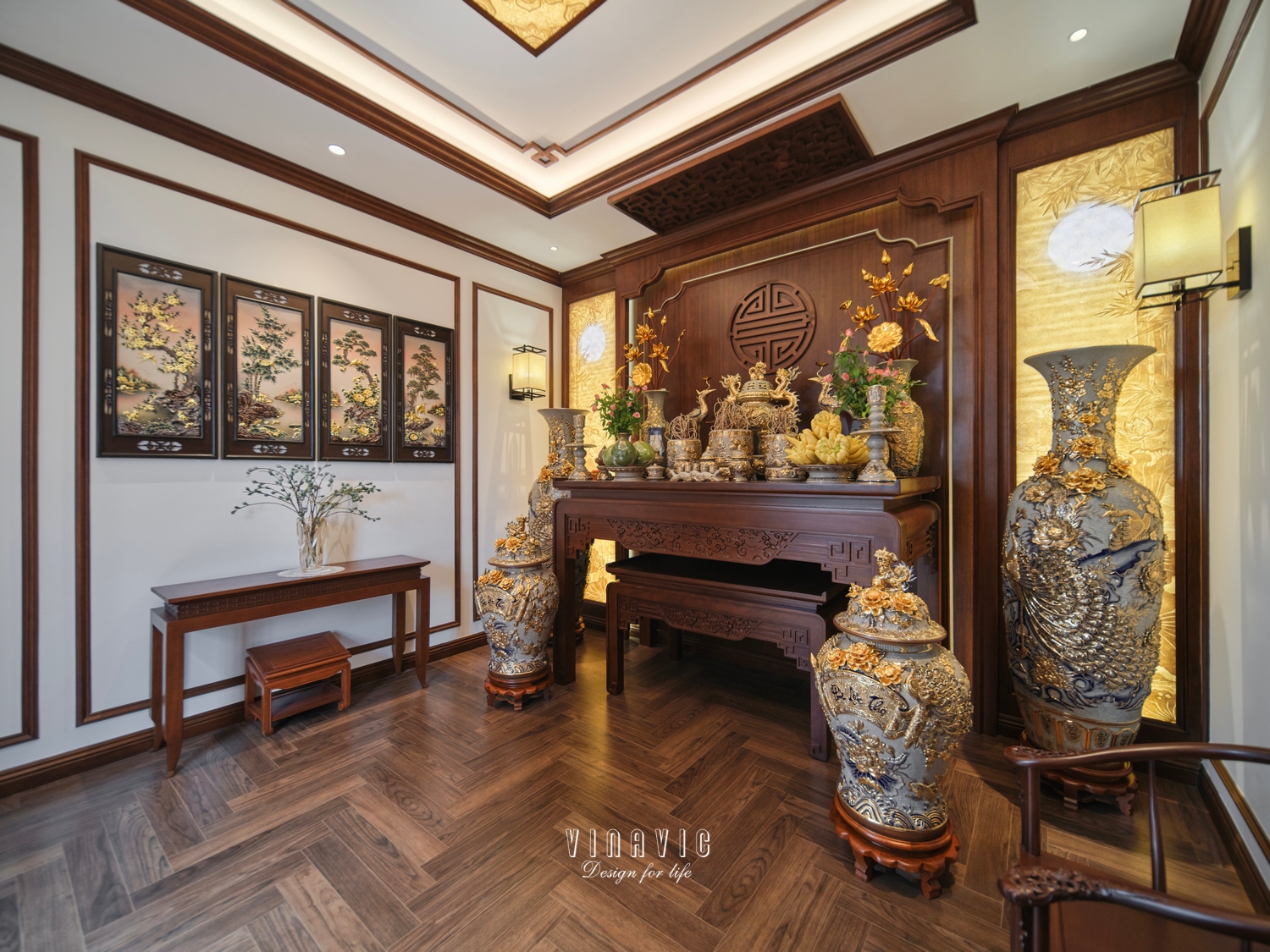 Bàn thờ gỗ được hoàn thiện tỉ mỉ với các chi tiết chạm khắc thủ công