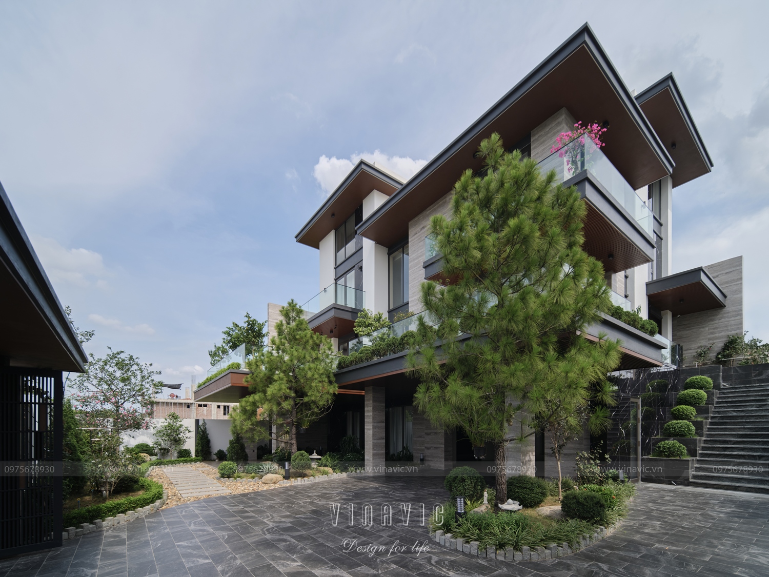 Khoảng sân trước được quy hoạch rộng rãi, kết nối hài hòa giữa kiến trúc và cảnh quan