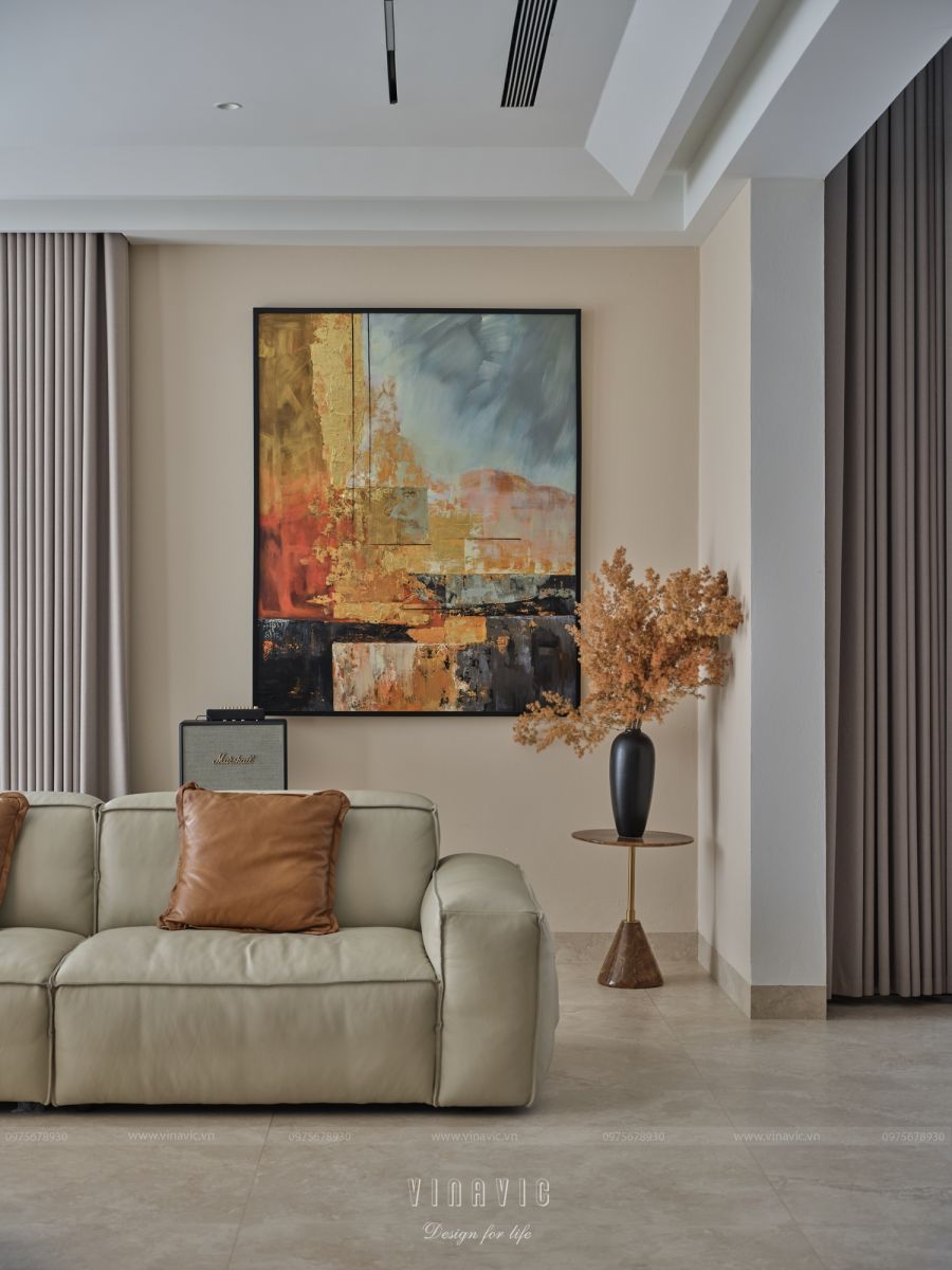 Sofa da cao cấp mang đến cảm giác êm ái, đồng thời tạo điểm nhấn sang trọng cho khu vực tiếp khách.