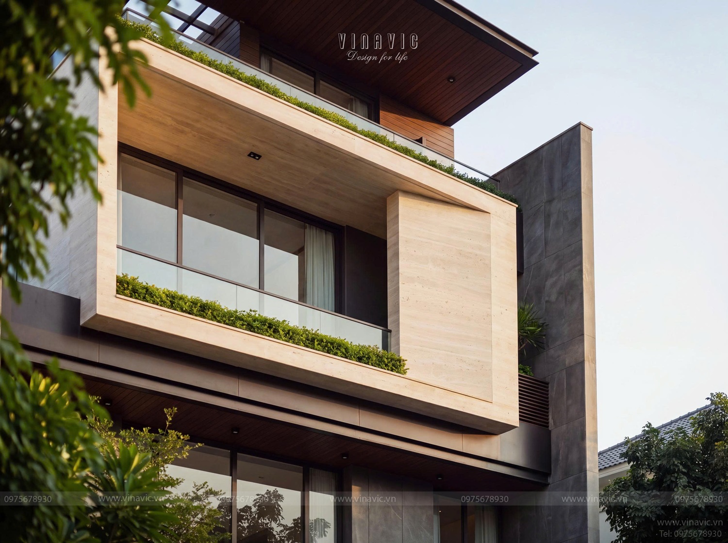 Mặt tiền cân đối bề thế tạo chiều sâu khi quan sát từ bên ngoài