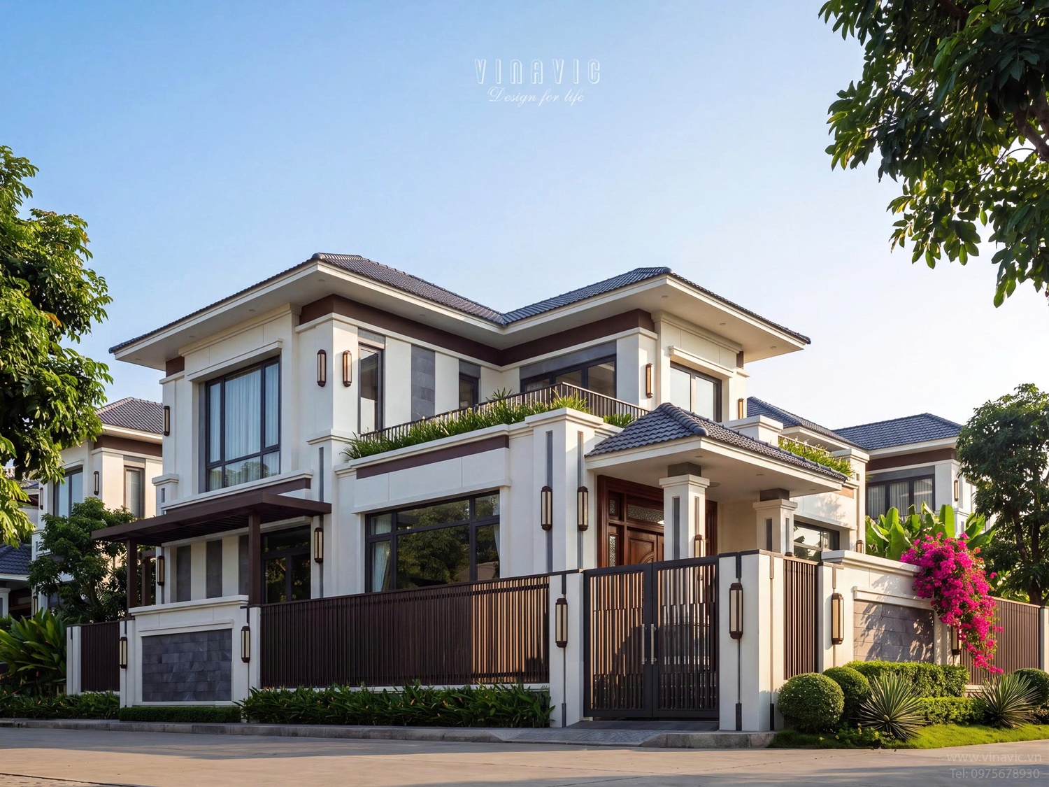 Cây xanh nối liền sân và ban công, làm mềm tổng thể kiến trúc