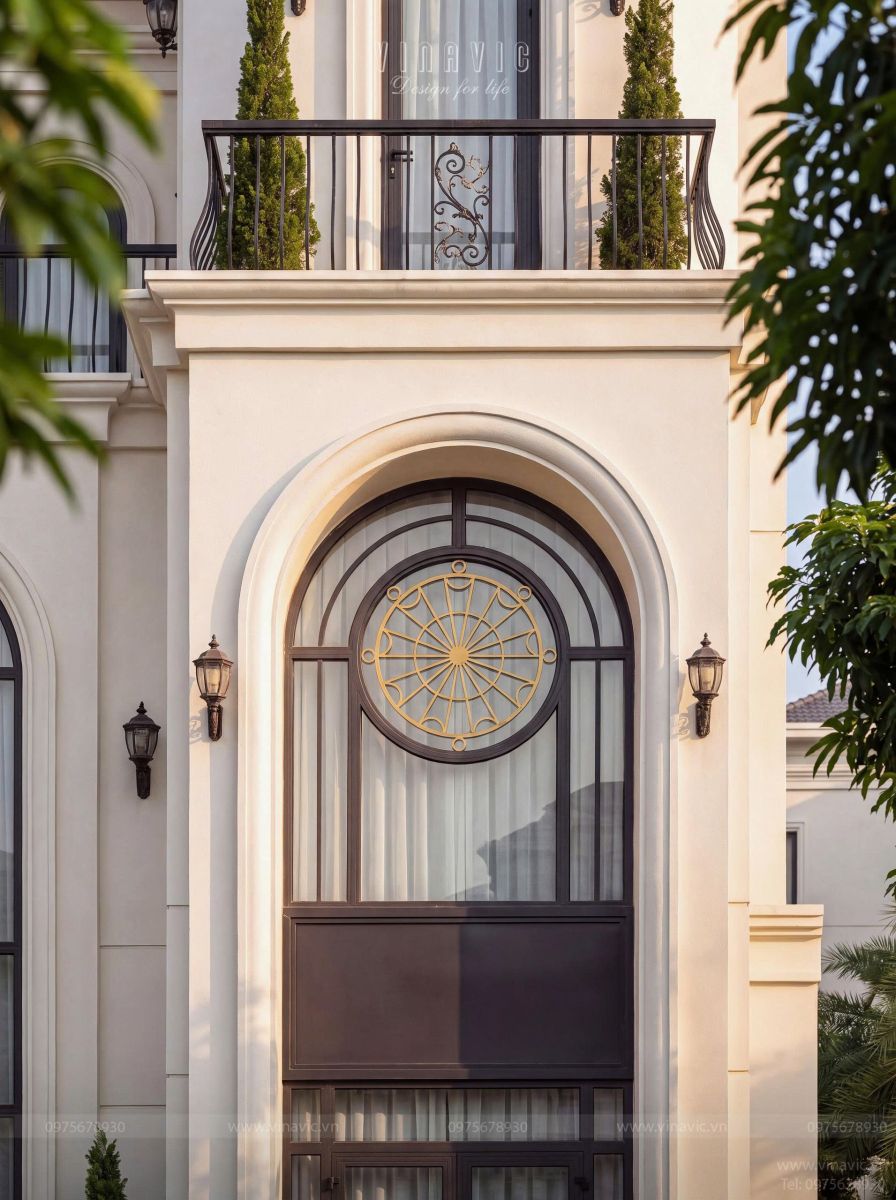 Hệ cửa kính vòm cao đón sáng tự nhiên