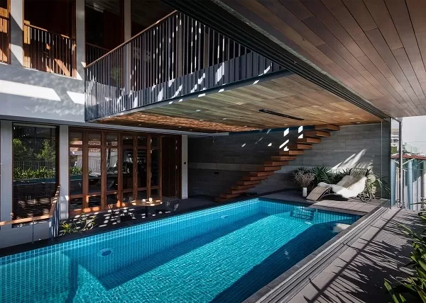 Biệt thự có hồ bơi trong nhà giữa tầng 1 tạo cho không gian kiến trúc một điểm nhấn đầy ấn tượng