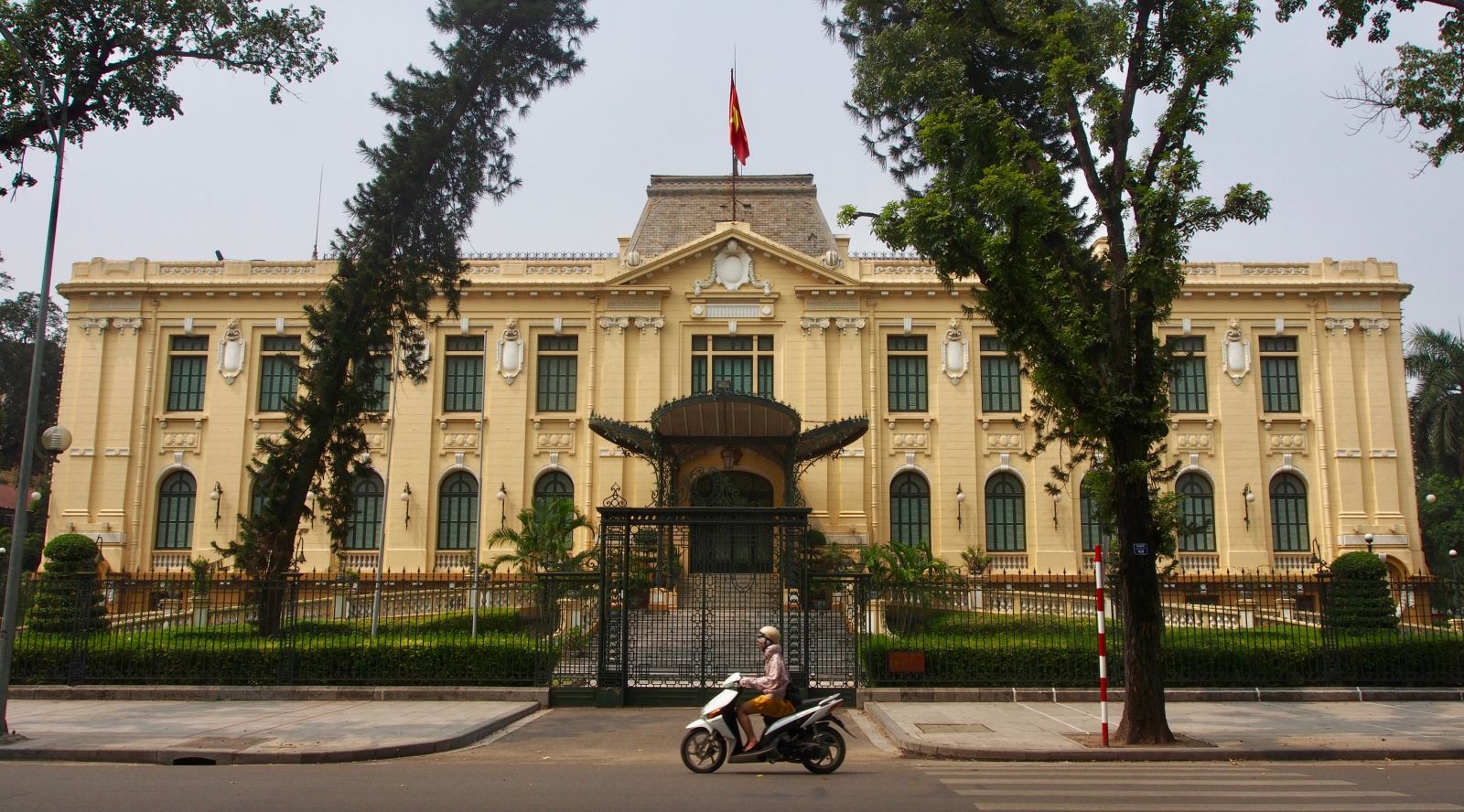Nhà khách Chính phủ là một trong các công trình kiến trúc tiêu biểu theo phong cách tân cổ điển tại Việt Nam